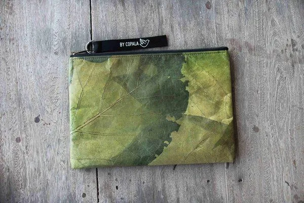 BY COPALA BY COPALA Gefütterte nachhaltige Laptop Hülle 13–14 Zoll aus Blattleder – Handgenähte vegane Laptoptasche, wasserabweisendes Laptop Case, für MacBook Air & Pro in grün – Produktbild 2 von 4