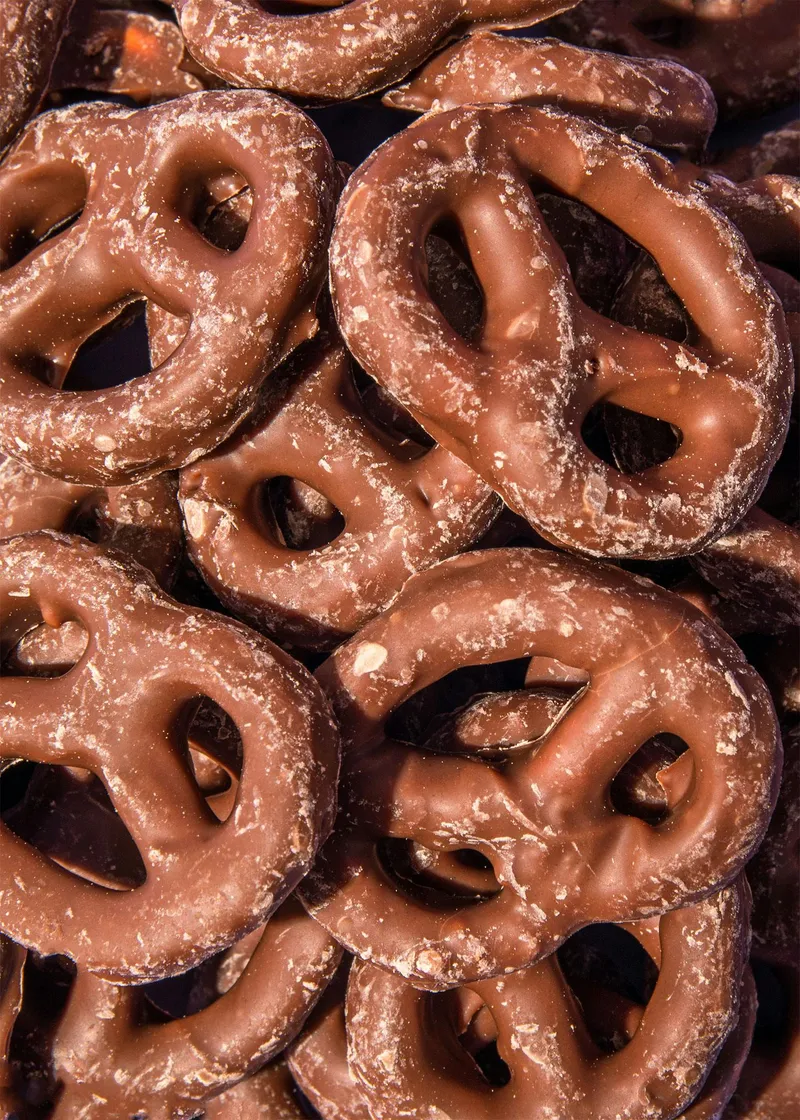 KoRo Schokobrezeln in Vollmilchschokolade | 1 kg – Produktbild 2 von 5