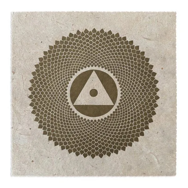 Veskor Cassiopeia Veskor Cassiopeia SAHASRĀRA Chakra-Meditations-Linoldruck | 22 × 22 cm | Gold auf Rosenholz – Produktbild 1 von 4