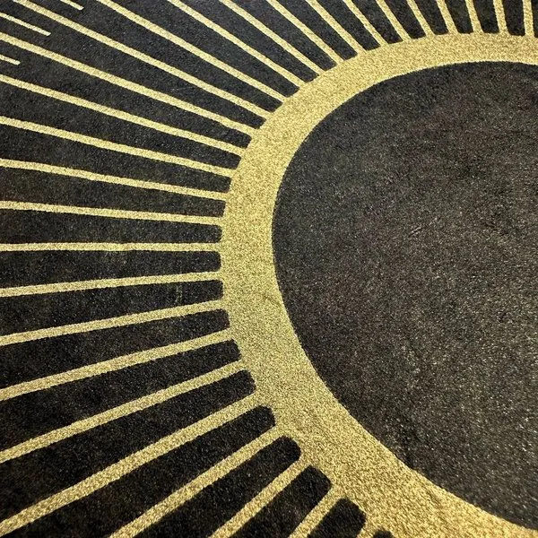 Veskor Cassiopeia Veskor Cassiopeia CENTRAL SUN Sonnen Linoldruck | 40 × 40 cm | Schwarz auf Gold – Produktbild 2 von 4
