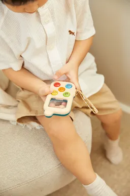 PlanToys PlanToys "Mein erstes Telefon" Kindertelefon aus recyceltem Kautschukholz Maße 1,9 x 6,3 x 11 cm – Produktbild 1 von 1