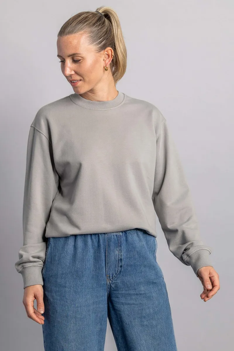 DIRTS DIRTS Herren vegan Sweatshirt Klassischer Rundhalsausschnitt Cloudy Grey, Grau, – Produktbild 2 von 2