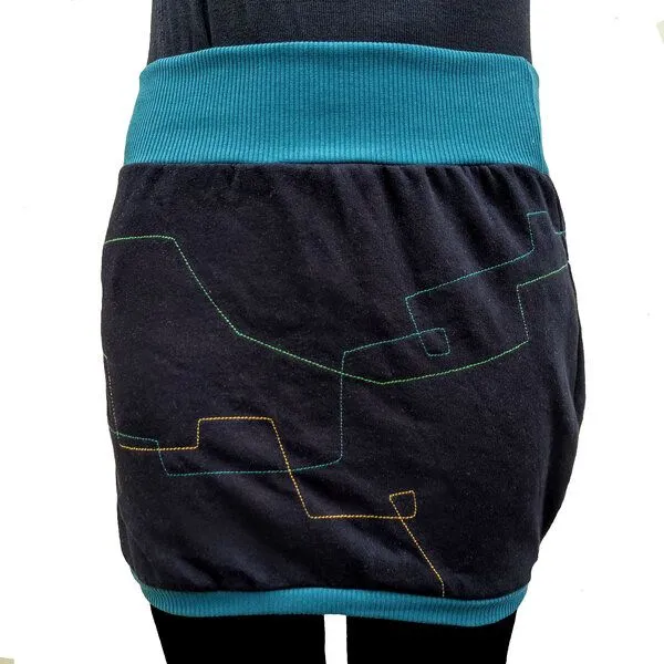 liebewicht Sweatrock Ballonrock Unikat liebewicht mit bunten Stickereien 3 Längen nach Wahl, Schwarz/grün, – Produktbild 4 von 4