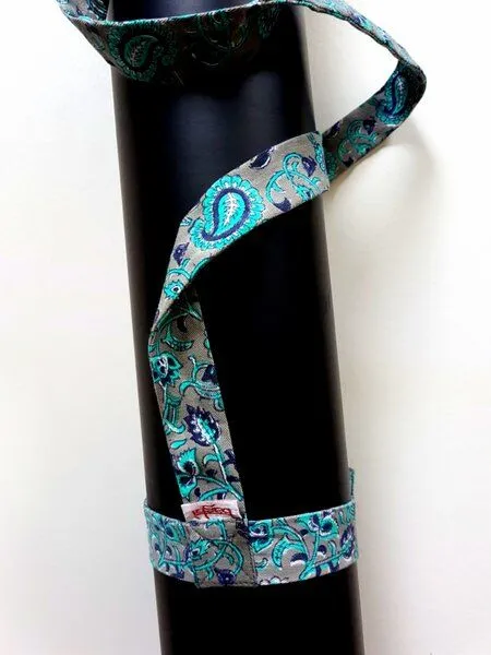 BAGHI BAGHI Yogamatten Tragegurt flowerpower, Grau-blauer print, – Produktbild 2 von 3