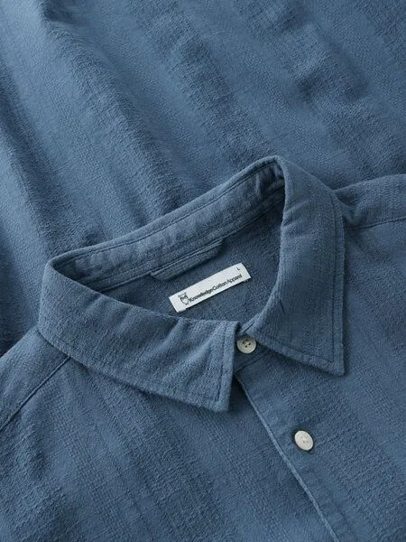 KnowledgeCotton Apparel KnowledgeCotton Apparel Lockeres Kurzarmshirt mit Struktur aus Bio-Baumwolle, Blau-vintage-indigo, – Produktbild 2 von 2