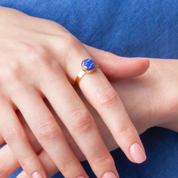 ALEXASCHA ALEXASCHA Größenverstellbarer Ring mit Stein | Goldring, Saphirblau, – Produktbild 3 von 4