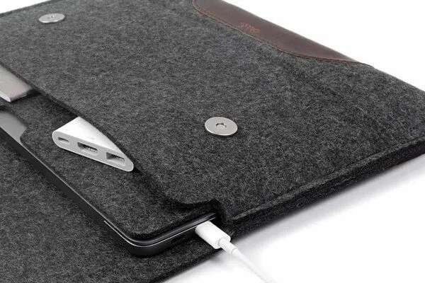 Pack & Smooch Pack & Smooch MacBook Air 15 Sleeve, MacBook Air 15 Hülle aus Wollfilz und pflanzlich gegerbtem Leder aus Italien, Anthrazit-dunkelbraun, – Produktbild 2 von 4