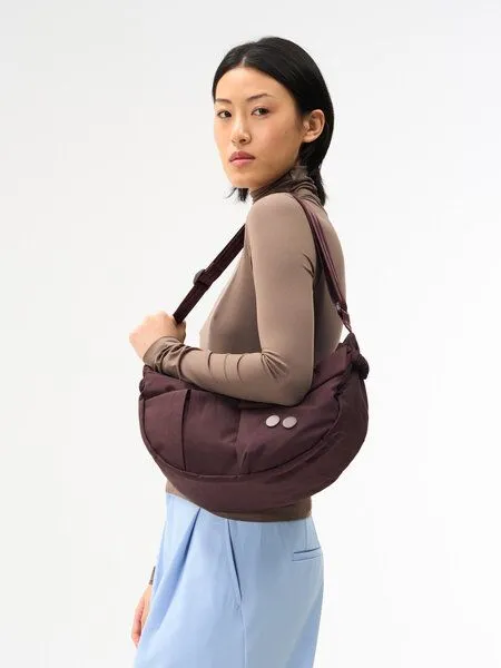 PINQPONQ PINQPONQ Crossbody Bag Krumm Medium, Crinkle mahagoni, – Produktbild 4 von 4