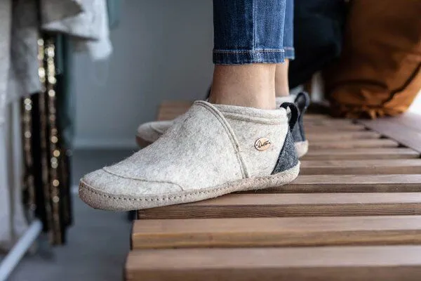 WoolFit WoolFit moderne Filz-Hausschuhe „Taiga“ mit geschlossener Form für einen stabilen Sitz, Beige (ungefärbt), – Produktbild 4 von 4