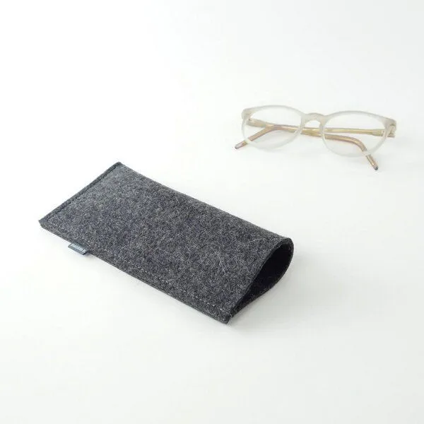 matilda k. manufaktur matilda k. manufaktur Brillenetui aus Wollfilz zum Einstecken in verschiedenen Farben 'justus', Anthrazit, – Produktbild 3 von 3