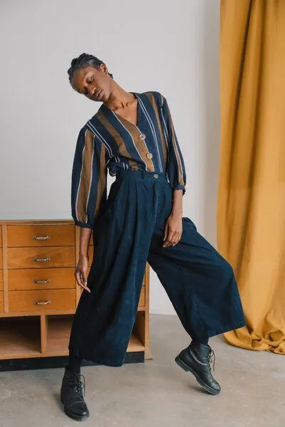 Jyoti - Fair Works Jyoti - Fair Works Bio-Baumwollcord Culotte Awasi, Dunkelblau, – Produktbild 1 von 4