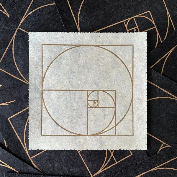 Veskor Cassiopeia Veskor Cassiopeia FIBONACCI SEQUENZ Heilige Geometrie Linoldruck | 22 × 22 cm | Gold auf Naturweiß – Produktbild 4 von 4