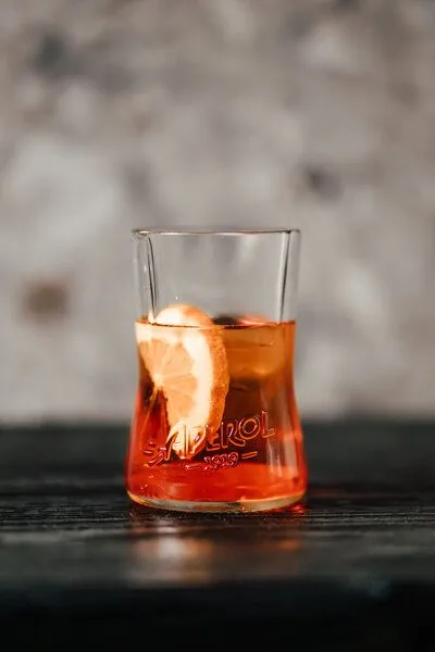 MaBe MaBe Aperol Glas - Upcycling aus der leergetrunkenen 0,7l Flasche - witzig & cool mit Storytelling - 1 Stk im schönen Geschenkkarton – Produktbild 2 von 4