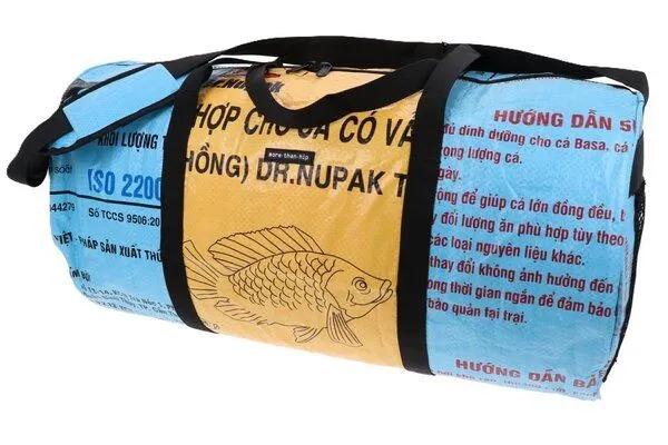MoreThanHip MoreThanHip Wochenend- oder Sporttasche 40L aus recycelten Zement-oder Tierfuttersäcken - Jumbo, Blau/gelb - fisch, – Produktbild 3 von 4