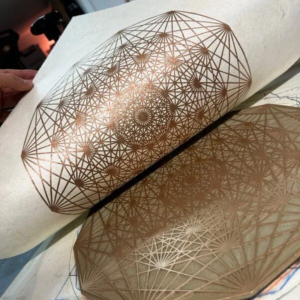 Veskor Cassiopeia Veskor Cassiopeia DEMIHEPTERAKT Heilige Geometrie Linoldruck | 40 × 40 cm | Kupfer auf Naturweiß – Produktbild 4 von 4