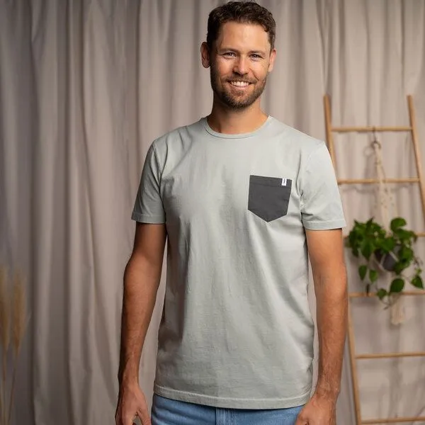 Vresh Clothing Vresh Clothing Vilip - Classic Fit T-Shirt mit Brusttasche aus Biobaumwolle, Minze/waldgrün, – Produktbild 3 von 4