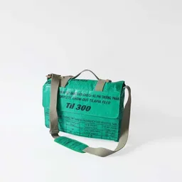 REFISHED fair fashion REFISHED fair fashion Tasche 'MESSENGER BAG' - upcycelte Fischfuttersäcke – Produktbild 1 von 1