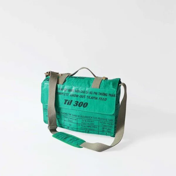 REFISHED fair fashion REFISHED fair fashion Tasche 'MESSENGER BAG' - upcycelte Fischfuttersäcke, #fish grün-til, – Produktbild 1 von 2