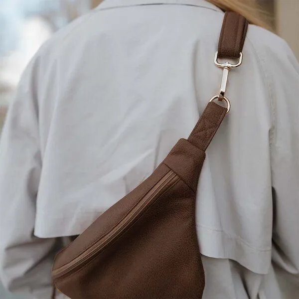 BOWLEANIES TASCHEN BOWLEANIES TASCHEN Große XXL Gürteltasche aus Lederfaserstoff, Chocolate mit gold, – Produktbild 2 von 3