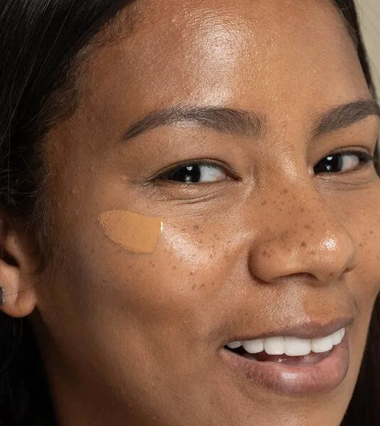 Uoga Uoga Uoga Uoga Flüssiger Concealer, mineralisch mit Koffein, 675 - goldbraun, – Produktbild 3 von 4