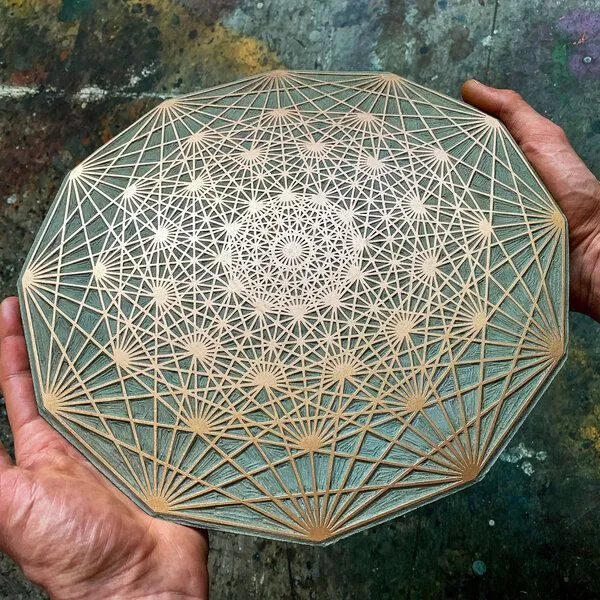 Veskor Cassiopeia Veskor Cassiopeia DEMIHEPTERAKT Heilige Geometrie Linoldruck | 40 × 40 cm | Gold auf Naturweiß – Produktbild 3 von 4
