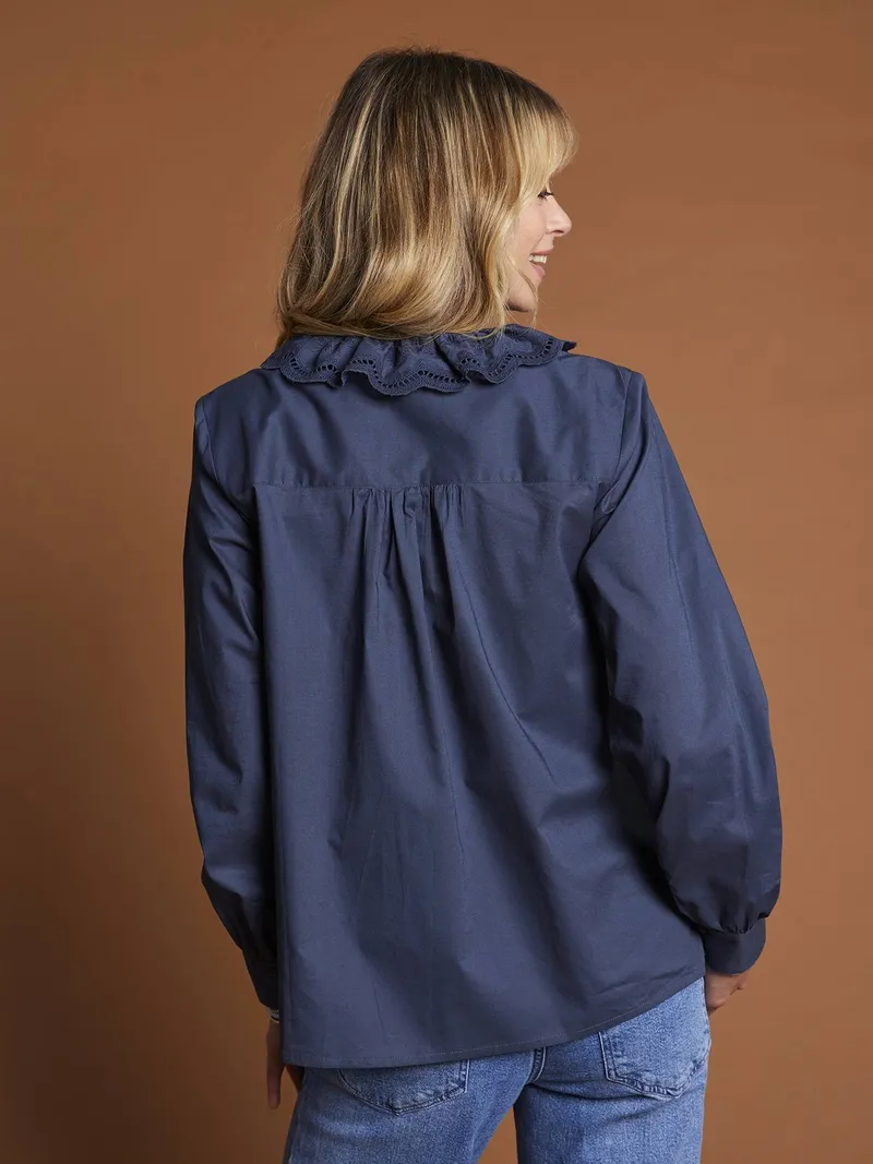 Envie De Fraise Bluse für Schwangerschaft und Stillzeit mit Volant aus Lochstickerei ENVIE DE FRAISE, Nachtblau, – Produktbild 4 von 4