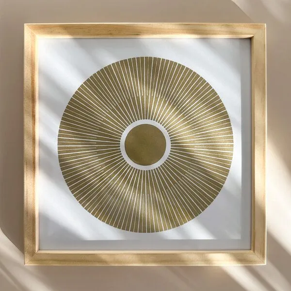Veskor Cassiopeia Veskor Cassiopeia Gerahmt | CENTRAL SUN Heilige Geometrie Sonnen-Linoldruck | 20 × 20 cm in 22 × 22 cm Rahmen | Gold, Weiß, – Produktbild 4 von 4