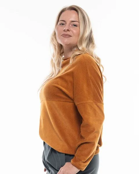 Alma & Lovis Alma & Lovis Edel-Feincord Pullover mit Turtleneck aus Bio-Baumwolle | Corduroy Sweater, Cognac (gold-braun), – Produktbild 3 von 4