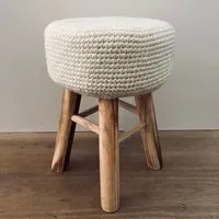 Luna Leena Luna-Leena Kinderhocker mit handgehäkeltem Wollüberzug in beige – Produktbild 1 von 1