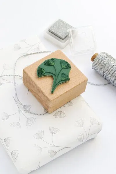 STUDIO KARAMELO STUDIO KARAMELO WEIHNACHTSSTEMPEL KLEINER LÄRCHENZWEIG – Produktbild 4 von 4