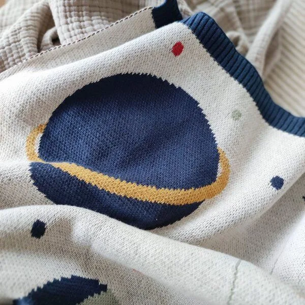 nidito nidito Bio Babydecke Baumwolle Universum - 80x100 cm - 100% Bio-Baumwolle - Beige Blau Bunt – Produktbild 3 von 4