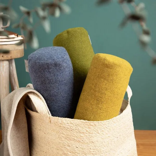 nahtur-design nahtur-design Nackenrolle aus Flauschloden mit Naturfüllung, Beere, – Produktbild 4 von 5