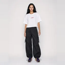 hey hey studios hey hey studios Damen Cropped T-Shirt „Script“ handgekürzt aus Bio-Baumwolle – Produktbild 1 von 1