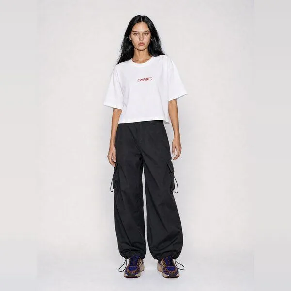 hey hey studios hey hey studios Damen Cropped T-Shirt „Script“ handgekürzt aus Bio-Baumwolle, Weiß, – Produktbild 1 von 3