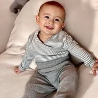 OrganicEra Baby Langarm Kimono Bodysuit, gestreift 'OrganicEra' aus Bio Baumwolle, Blau, – Produktbild 1 von 1