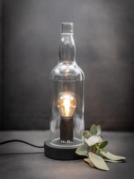 MaBe MaBe Tischleuchte + Windlicht aus der Whisky Flasche 2in1, Transparent, – Produktbild 2 von 4
