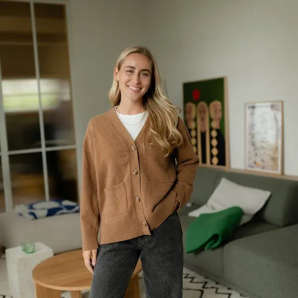 NORDLICHT NORDLICHT Cardigan Milla mit V-Ausschnitt aus 100% recycelter Wolle, Hellbraun (braun), – Produktbild 3 von 4