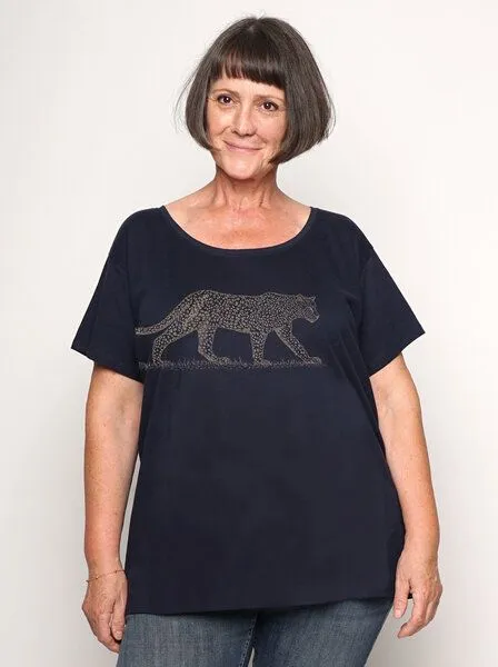 Peaces.bio - handbedruckte Biomode Peaces.bio - handbedruckte Biomode Loosefit Shirt Damen Leopard, Navy, – Produktbild 2 von 2