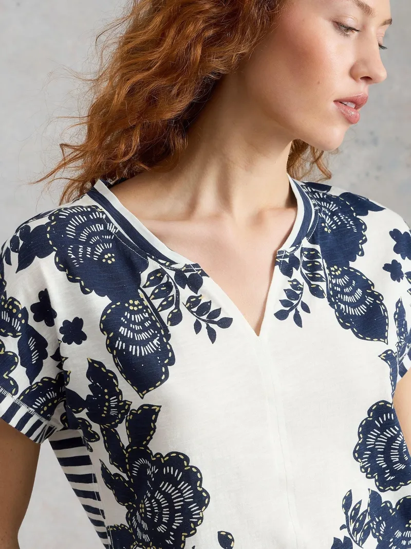 White Stuff T-Shirt Nelly mit Keilausschnitt - 48, Marineblau multi, – Produktbild 3 von 4