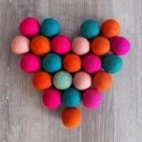 Treusinn Treusinn Hundespielball FILZY / verschiedene Farben / 100% natürliche Filzwolle / Ø ca. 6 cm – Produktbild 1 von 1