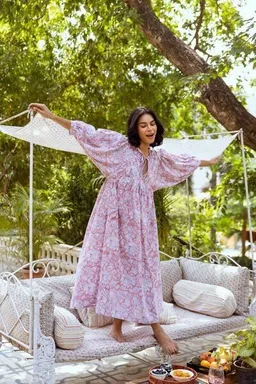 Haus of Namaste Haus of Namaste Maxikleid rosa „Pink Petal Paradise" Balloon-Schnitt mit Taschen , Bio-Baumwolle – Produktbild 1 von 1