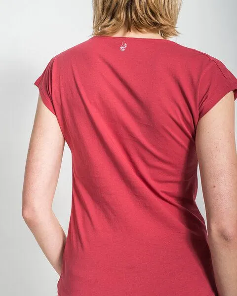 Alma & Lovis Alma & Lovis Shirt mit Wasserfall-Ausschnitt, aus Bio-Baumwolle | Short Cascade, Rot, – Produktbild 4 von 4