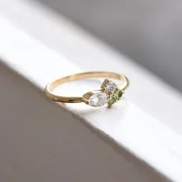 Eppi Eppi Zarter Ring mit Moissaniten und Tsavorit-Granaten Lowri – Produktbild 1 von 1