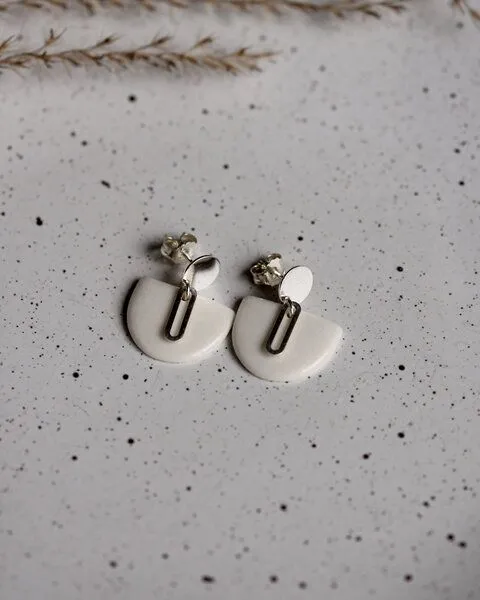 lille mus lille mus Ohrstecker 'Halbkreis Oval' aus Porzellan und 925 Silber, Weiß, – Produktbild 5 von 6