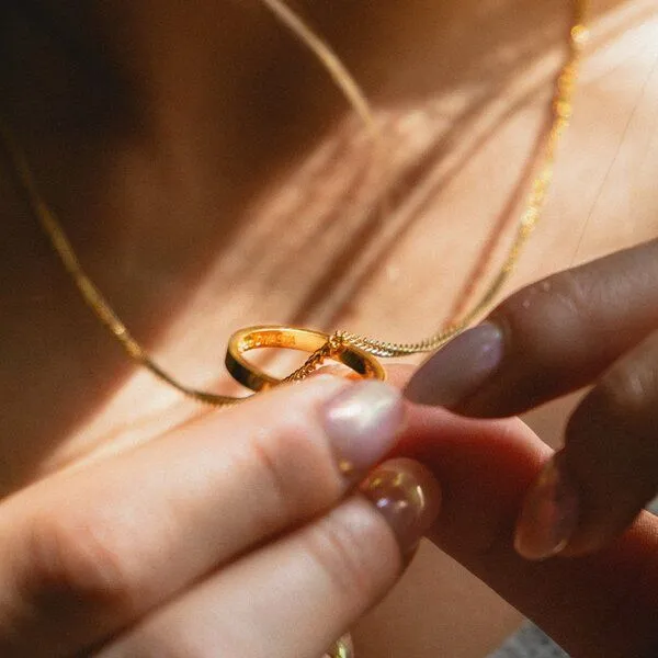 Divasya Divasya Vergoldete Kette mit Ring | Be Here Right Now – Produktbild 4 von 4