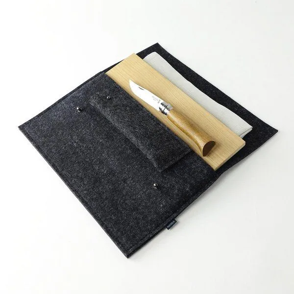 matilda k. manufaktur matilda k. manufaktur Brotzeit-Set bestehend aus Wollfilz-Tasche komplett mit Kirschholz-Schneidbrett , Opinel-Messer und Leintuch, Anthrazit mit leinentuch, – Produktbild 1 von 1