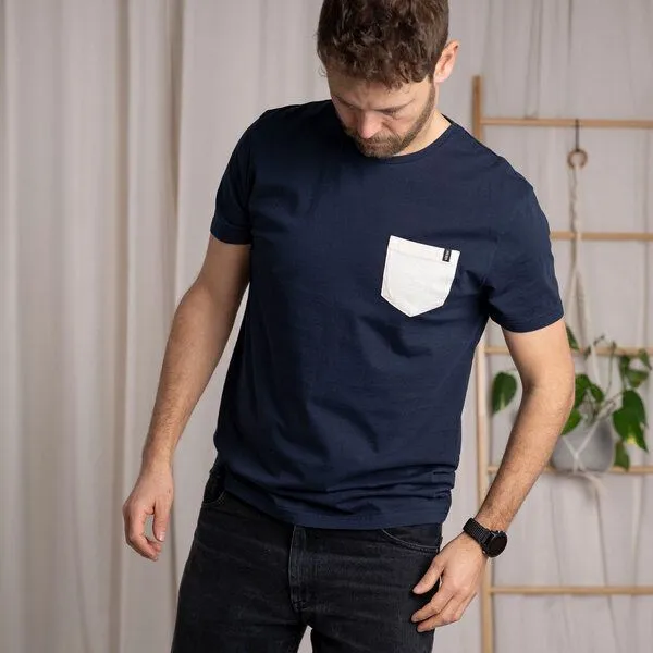 Vresh Clothing Vresh Clothing Vilip - Classic Fit T-Shirt mit Brusttasche aus Biobaumwolle, Navy/beige, – Produktbild 3 von 4