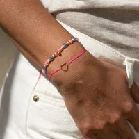 juni juni Stoffarmbändchen mit Herz und verstellbarer Schiebeperle aus recyceltem Gold - mehrere Farben, Pink, – Produktbild 1 von 3