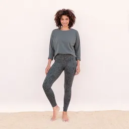 Jaya Jaya KONCY - Damen - Basic Longsleeve mit lässiger Weite und etwas kürzer geschnittem Cutting-Edge Saum – Produktbild 1 von 1