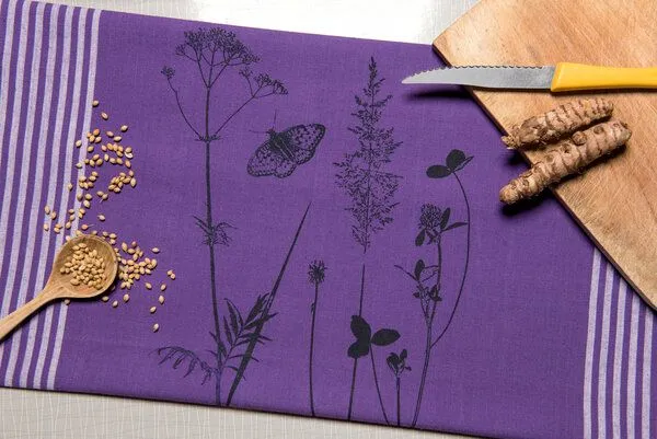 Hirschkind Hirschkind Bio & Fair-Trade-Geschirrtuch "Schmetterlingswiese", Lila, – Produktbild 1 von 2